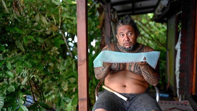  Tekoui Tamari inspecting the living material 