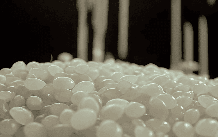 Bluepha (蓝晶微生物) is a Beijing-based biotech startup turning microbes into plastics. Using fermentation, it produces polyhydroxyalkanoate (PHA) – a bio-based polymer that behaves like conventional plastic but biodegrades in natural environments. 