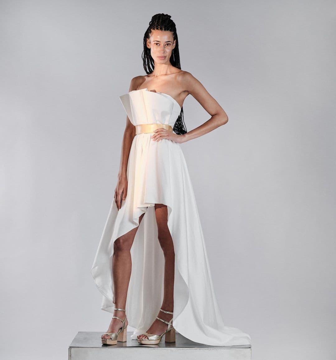 The white silk- like corsage dress by Felder Felder is made from 100% orange fibers, produced by Italian company @orangefiberbrand which uses a patented technology that is based on the extraction of high quality cellulose from the citrus juice industry leftovers. (Photographer: @brix and maas)