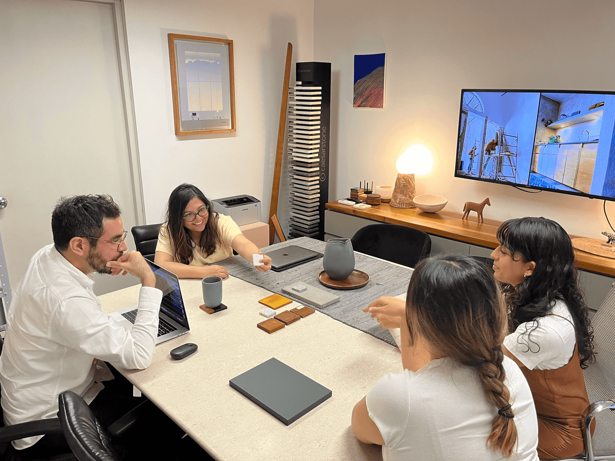 Collaboration is essential. Here, our clients (right) share their ideas with Architects Zaida Briceño and Orlando Franco, the directors FMT Estudio (left), highlighting our participatory approach in the design process. We value each proposal and specific need as fundamental elements in creating functional and livable spaces. Together, we bring their vision to life.