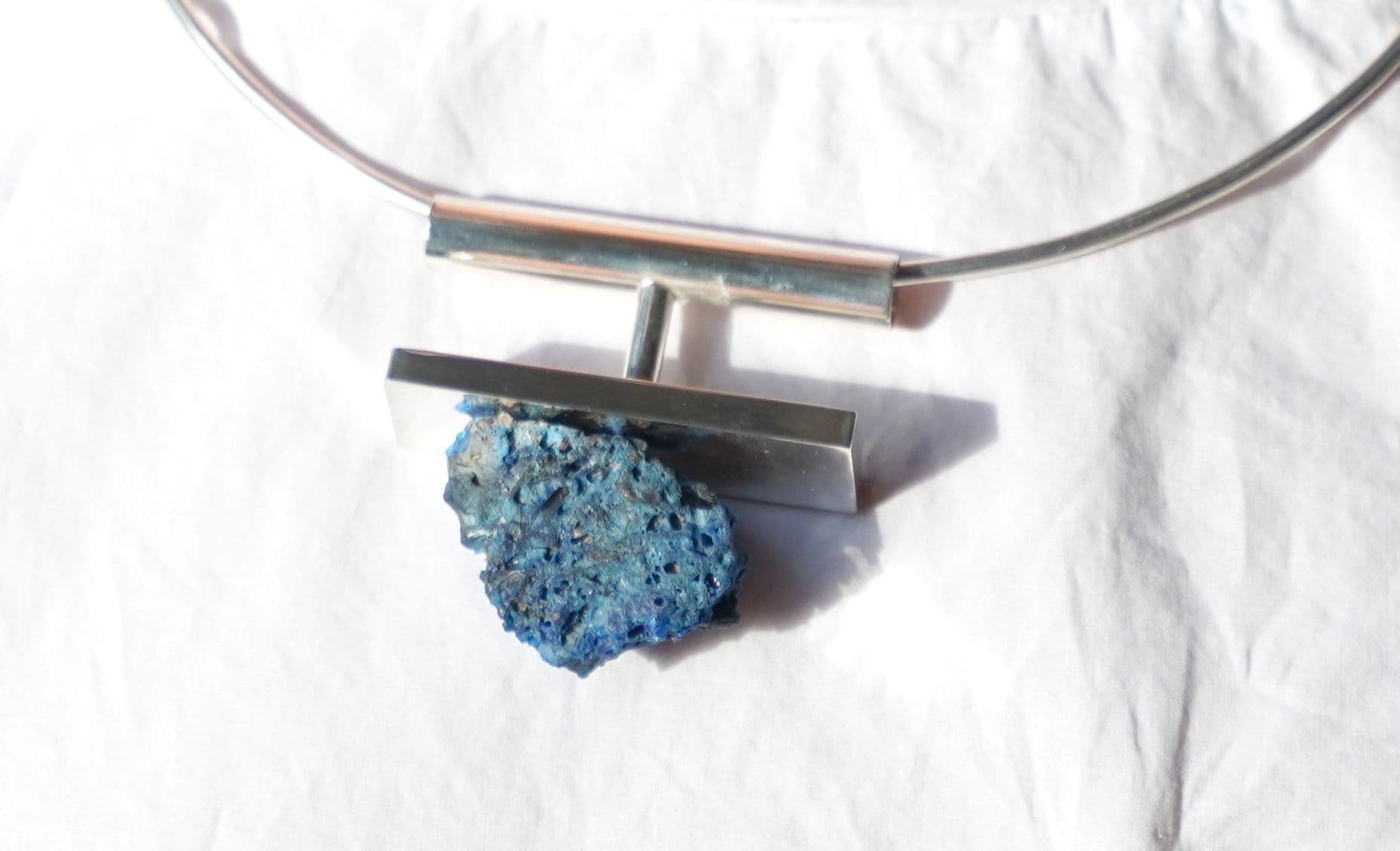 Shahar Livne x Cooper Hewitt, Smithsonian Design Museum: a necklace of Plastiglomerate, a new rock type consisting of sedimentary grains and natural debris like shells and wood, bound by hardened molten plastic.